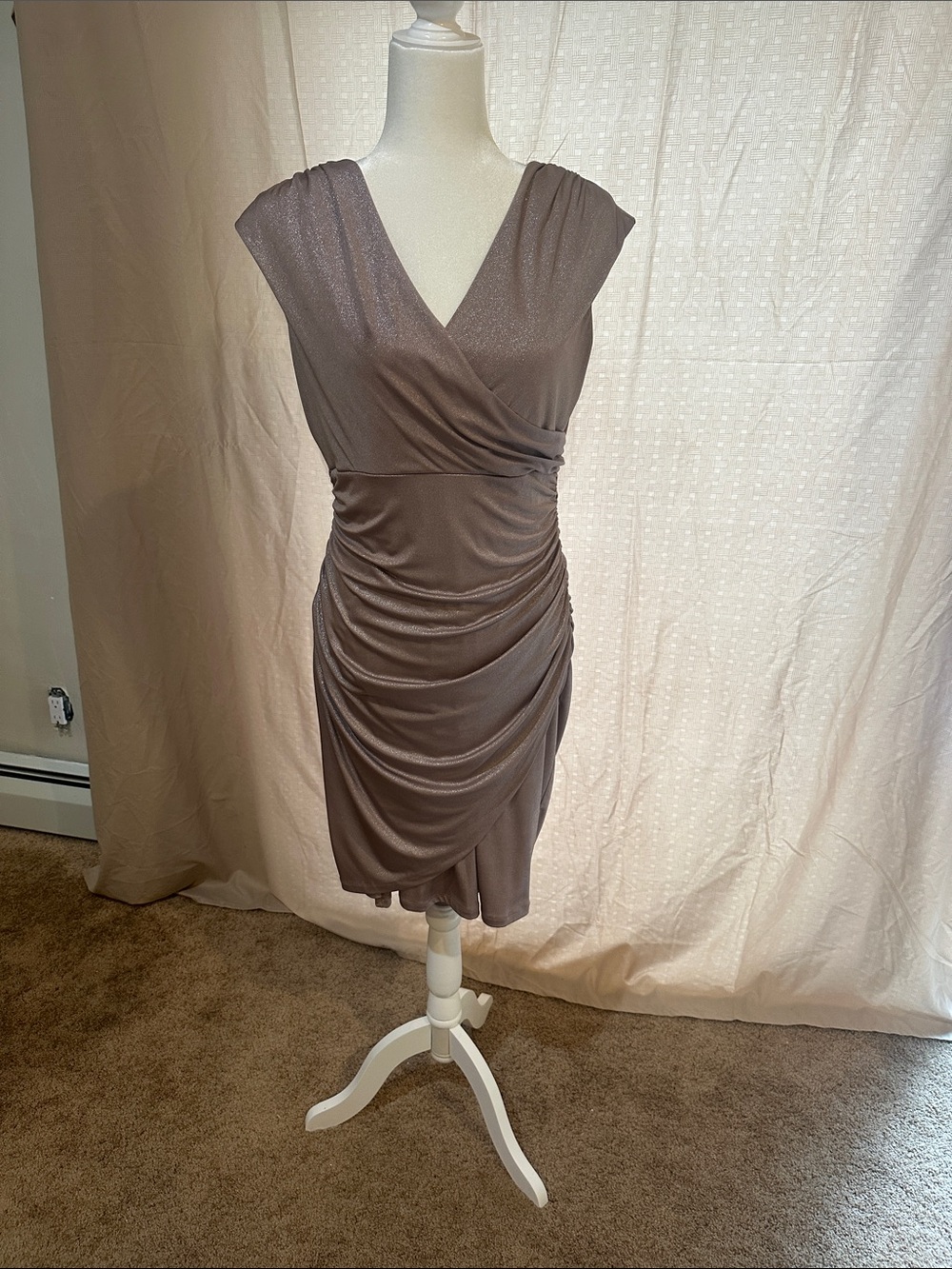 Donna Ricco Shimmery Mauve Ruched V-Neck Mini Dress